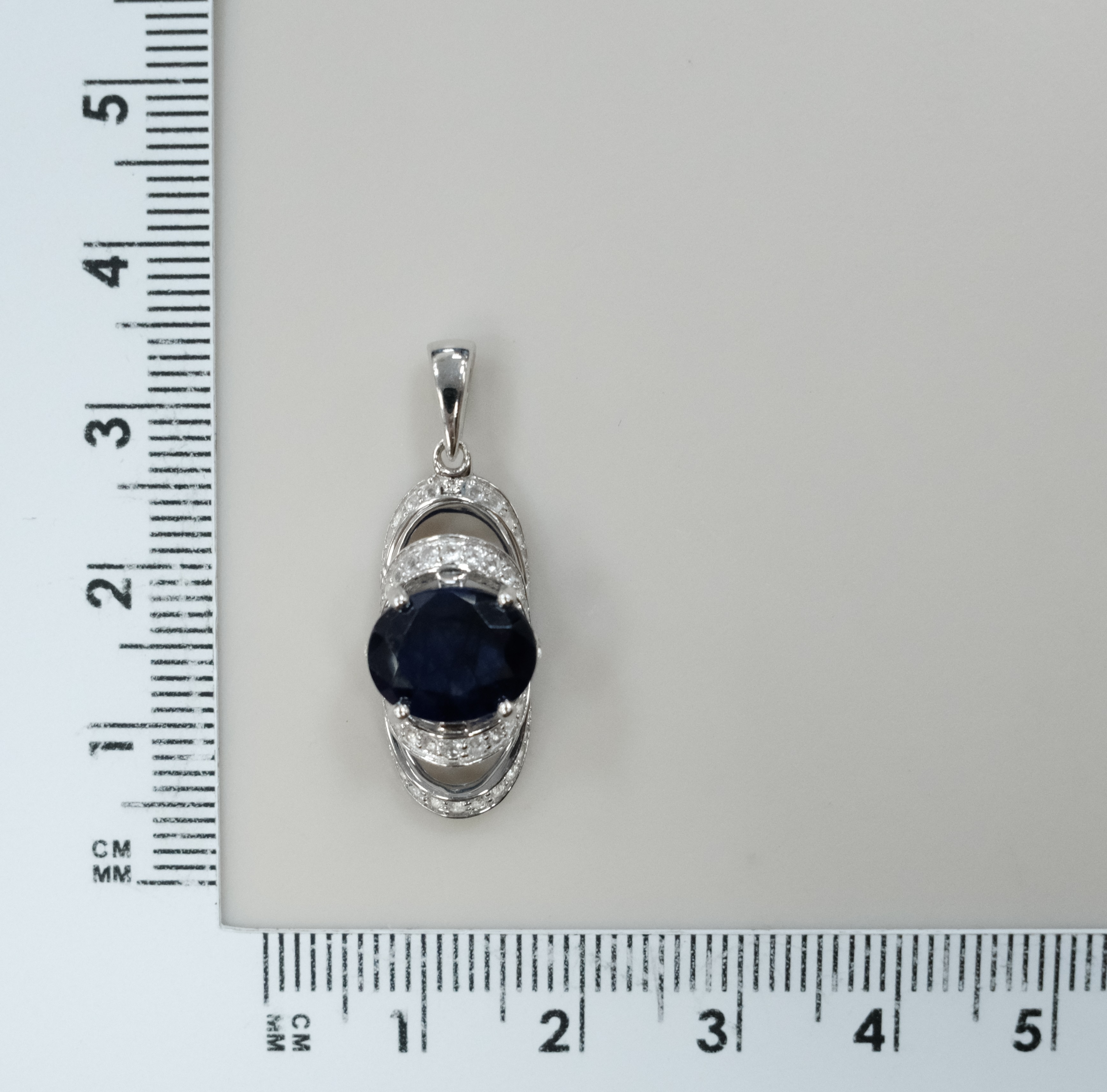 Серебряная подвеска с сапфиром